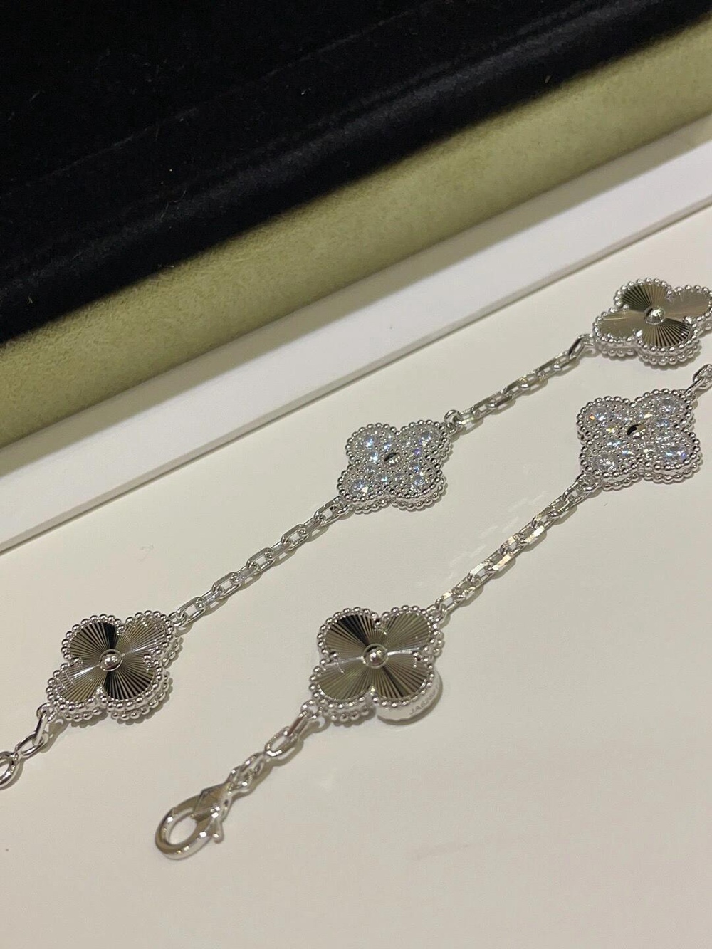✨ Van Cleef & Arpels Silver‑Tone Mixed Motif 5‑Flower Bracelet